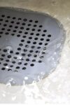 lavabo-ve-kuvet-gider-filtresi-plastik-bukulebilir-suzgec-vantuzlu-1-adet-6667.jpg